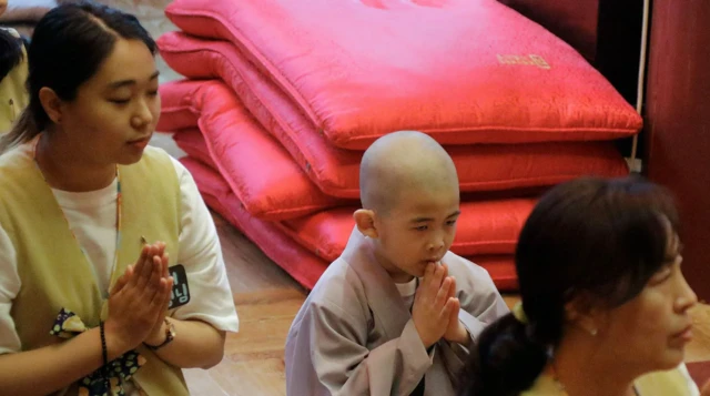 Буддист кечилдерде өлүм жөнүндөгү эскертүүлөргө карата кадимки коргонуу реакциясы жок өңдөнөт, мындай абал “өлүм коркунучун башкаруу теориясынын” божомолуна каршы келет