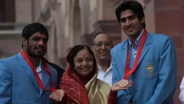 सुशील कुमार आणि विजेंदर सिंह तत्कालीन राष्ट्रपती प्रतिभाताई पाटील यांच्याबरोबर