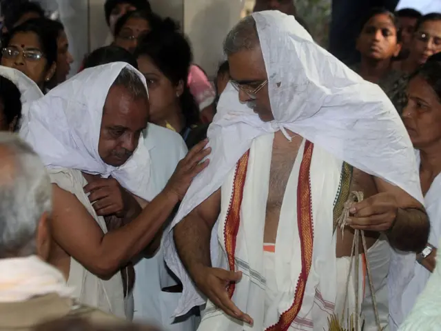 अरुणा यांच्या अंत्यसंस्कारावेळी डॉ. सुपे (उजवीकडे) आणि इतर.