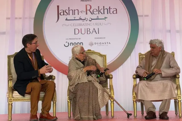 जश्न ए रेखताच्या मंचावर गीतकार जावेद अख्तर