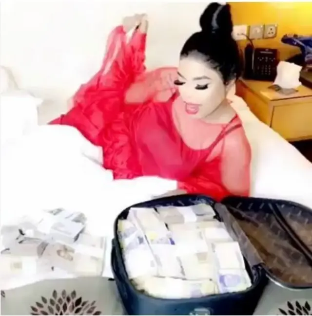 Bobrisky gbe owo siwaju rẹ