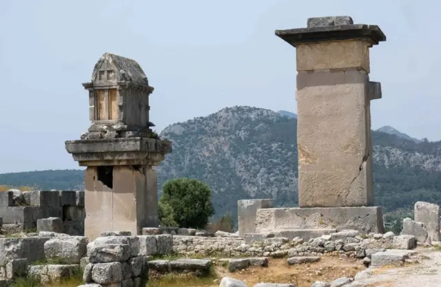 Des tombes à piliers en forme de tour dans les ruines de Xanthos, capitale de la Lycie sous les Perses