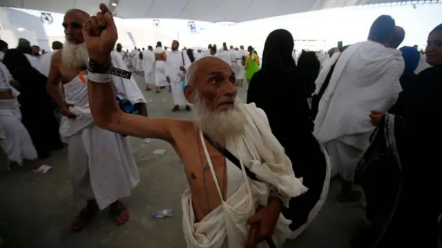 حجاج يرجمون الشيطان في مكة
