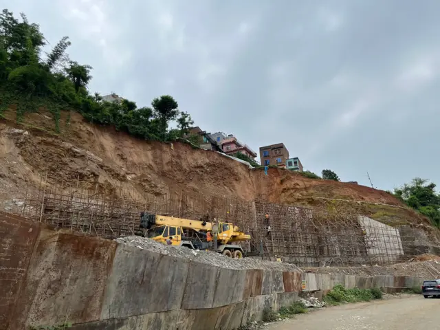 मुग्लिन-पोखरा सडक विस्तार हुँदा तनहुँको व्यास नगरपालिका–४ दमौली बजारनजिक काटिएका भित्तोमा पहिरो नियन्त्रणको काम हुँदै
