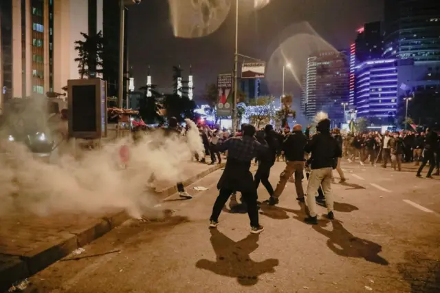 ইস্তানবুলে ইসরায়েলি দূতাবাসের সামনেও বিক্ষোভ দেখিয়েছেন মানুষ