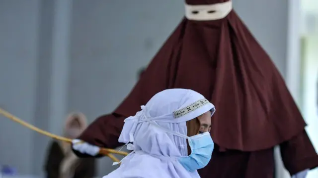 2021年3月8日于班达亚齐，一名女子因与男朋友行为亲密（犯下近亲罪）而被捕，在亚齐省沙里亚教法下接受公开鞭刑。