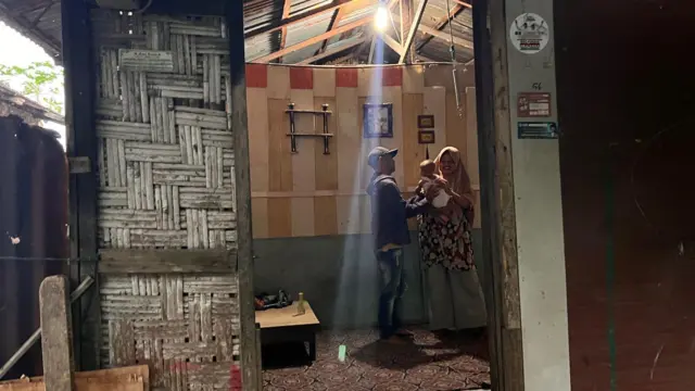 Bersama dua anaknya, Ulfa tinggal di rumah orang tuanya yang terletak tepat di pinggir Sungai Deli, Medan.