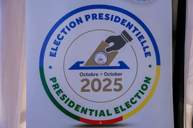 Vue générale d'une affiche annonçant les prochaines élections présidentielles au Cameroun, au siège de l'ELECAM (Elections Cameroon) à Yaoundé, le 26 juillet 2025.