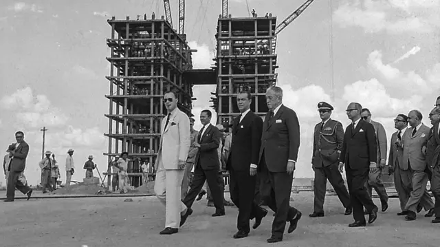 Presidente Juscelino Kubitschek visita as obras da Praça dos Três Poderes, Brasília