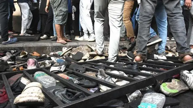 भागदौडमा छुटेका जुत्ता चप्पल