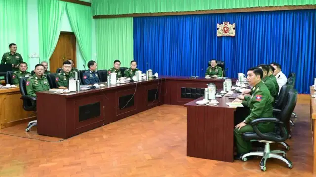 ဗိုလ်ချုပ်မှူးကြီးမင်းအောင်လှိုင်နဲ့ သူ့ရဲ့ထိပ်တန်းစစ်ဗိုလ်ချုပ်တွေကို အစည်းအဝေးခန်းမတစ်ခုထဲမှာတွေ့ရစဥ်