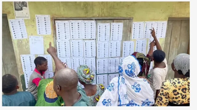 Aworan awọn oludibo to n wo orukọ wọn nibi ti wọn lẹ ẹ mọ.