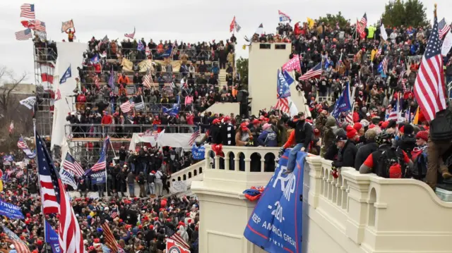 Magoya bayan Donald Trump kenan lokacin da suka fantsama cikin ginin Capitol ranar 6 ga watan Janairun 2020.