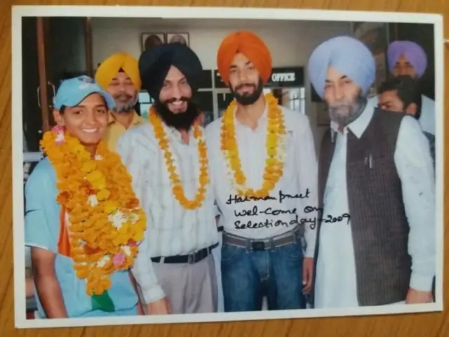 हरमनप्रीत तिच्या वडील आणि प्रशिक्षकांसोबत