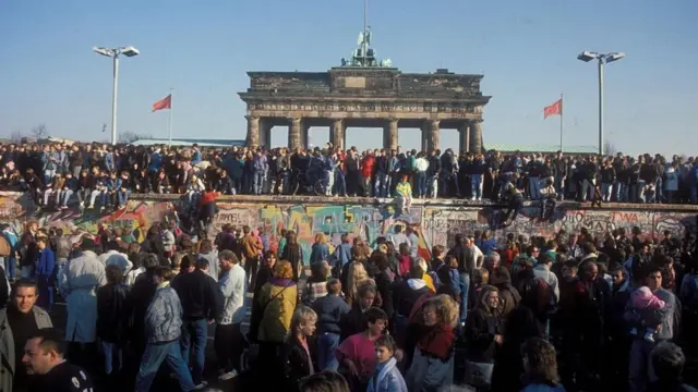 Berlineses del este y oeste se congregan frente al muro en la Puerta de Brandenburgo