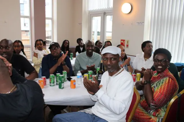 Abantu bicaye bakoma amashi bahimbawe 