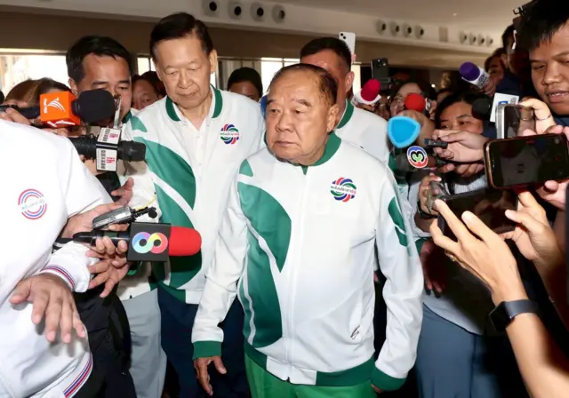 ဖလန်ဖရာချက်ရ်ပါတီခေါင်းဆောင် အငြိမ်းစား ဗိုလ်ချုပ်ကြီးပရာဝတ်ဝုန်ဆူဝမ်
(နာရီဝန်ကြီးချုပ်လို့လူသိများ)