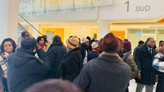Imbaga y'abantu bari hanze y'urukiko baje kumva isomwa ry'urubanza rwa Charles Onana, i Paris mu Bufaransa. Ifoto yo ku itariki ya 9/12/2024
