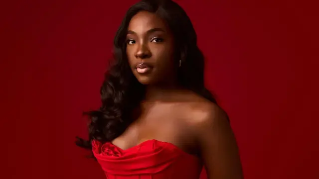 Foto Ifunanya Nwangene ka o yi uwe na-acha ọbara ọbara