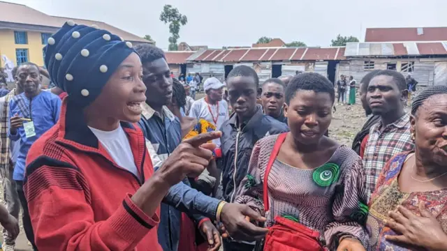 Des femmes et des jeunes qui n'ont pas voté hier en colère ce jeudi dans un centre de vote à Goma