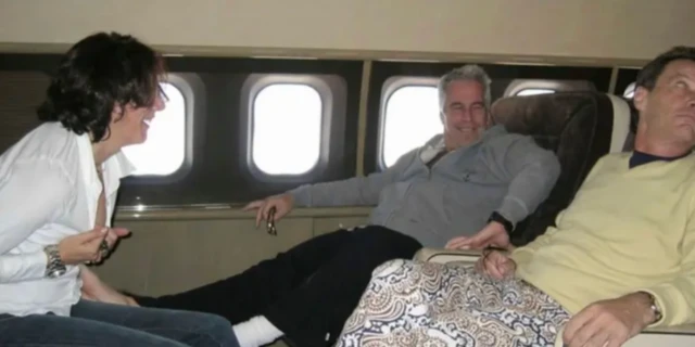 Três pessoas em um avião, Jeffrey Epstein entre elas