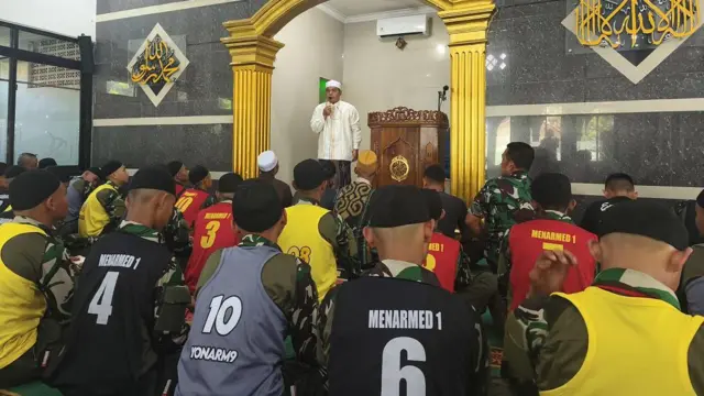 Puluhan siswa yang sedang menjalani pendidik berkarakter di Resimen Artileri Medan 1 Sthira Yudha, Batalyon Artileri Medan 9, Kabupaten Purwakarta, Jawa Barat,