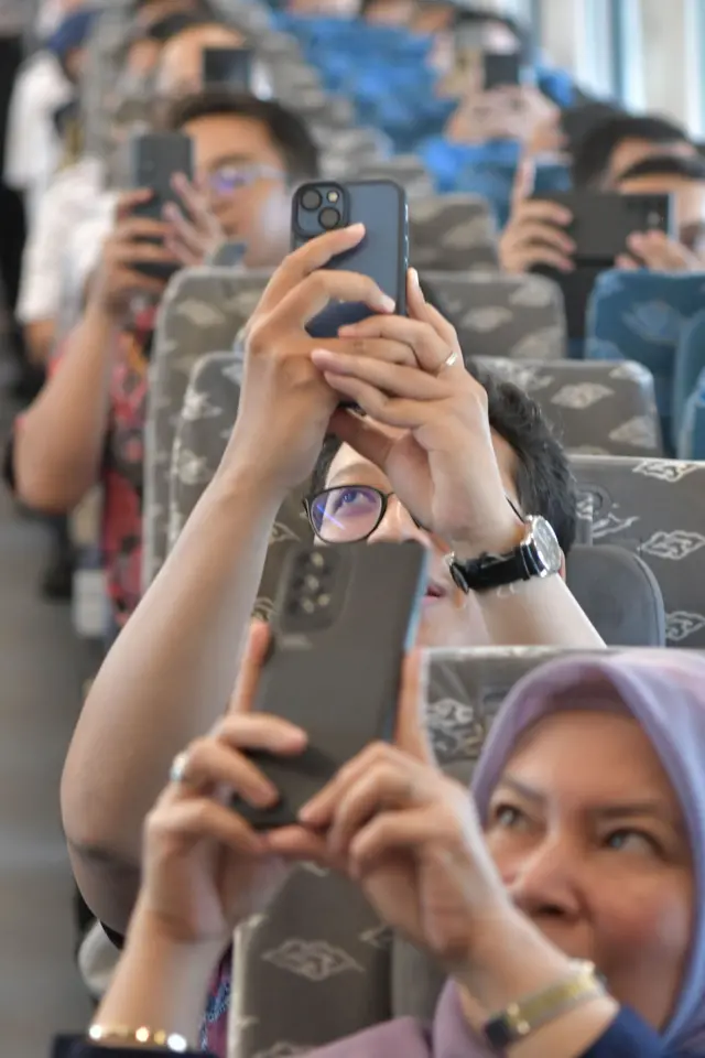 Sejumlah penumpang memotret layar yang menampilkan kecepatan Kereta Cepat Jakarta Bandung (KCJB) saat uji coba di Kabupaten Bandung, Jumat (15/9/2023).