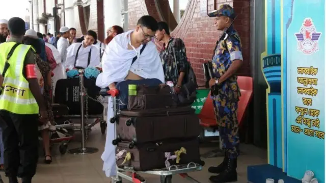 বিমানবন্দরের বাইরে হজ যাত্রীরা। (ফাইল ছবি)