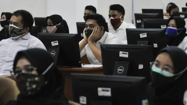 Sejumlah peserta mengikuti tes SKD (Seleksi Kompetensi Dasar) CPNS di Kantor BKN Pusat, Jakarta Timur, Kamis (2/9/2021).