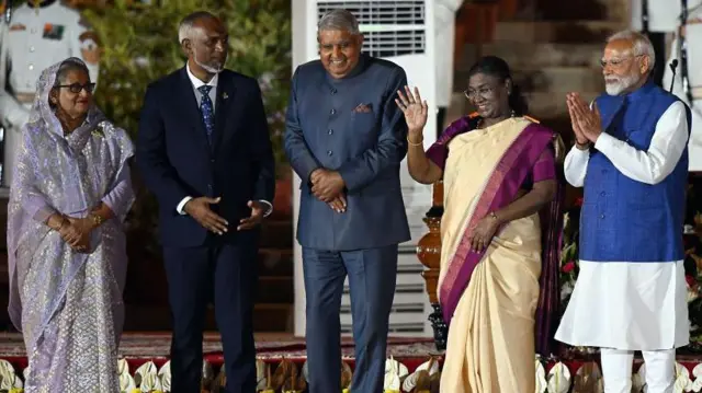 বাংলাদেশের প্রধানমন্ত্রী শেখ হাসিনা, মালদ্বীপের প্রেসিডেন্ট মোহামেদ মুইজ, ভারতের উপরাষ্ট্রপতি জগদীপ ধনখড়, রাষ্ট্রপতি দৌপদী মুর্মু ও নরেন্দ্র মোদী। 