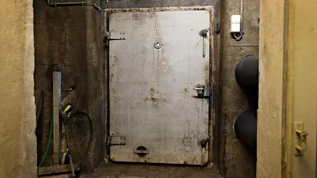 A porta de entrada enferrujada de um bunker
