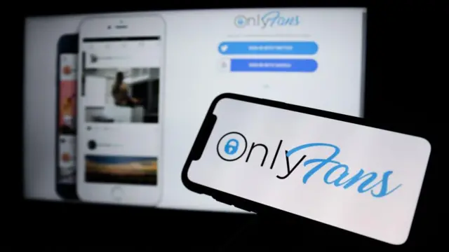 Celular e computador com a página de entrada do OnlyFans aberta.