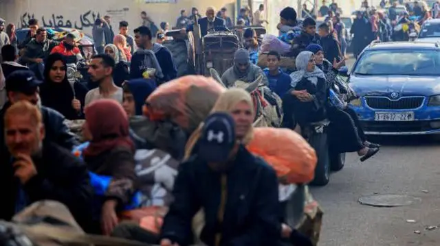 نازحون من مدينة خان يونس يتوجهون إلى مناطق أكثر أمناً بعد استئناف الغارات الجوية الإسرائيلية على القطاع
