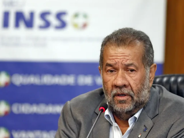 Carlos Lupi com sigla do INSS ao fundo