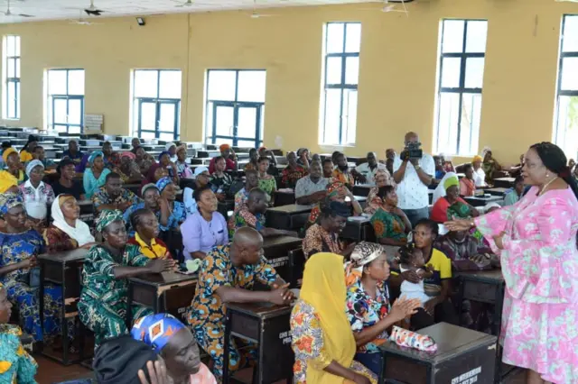 Awọn obi awọn akẹkọọ ti wọn n fun lowo