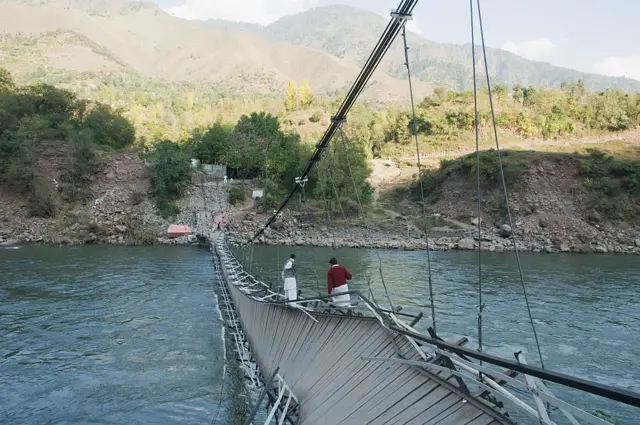 پل معلقی که پس از لزله ۸ اکتوبر ۲۰۰۵ بر فراز دریای جهلم فرو ریخته‌است