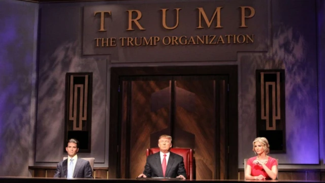 Ọgbẹni Donald Trump ree pẹlu awọn meji to dagba ju ninu awọn ọmọ rẹ, Donald Jr ati Ivanka, lori eto 'Celebrity Apprentice' ni 2010.