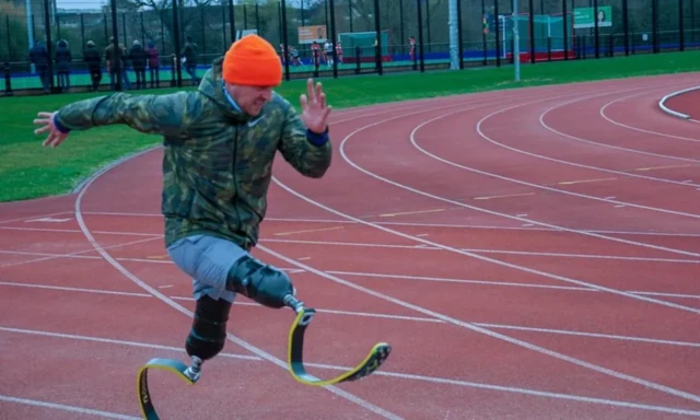 Shaun s’entraîne à courir avec ses prothèses