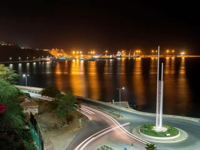 Vue depuis Plato vers le port de Praia (capitale du Cap-Vert sur l'île de Santiago), dans l' Océan Atlantique.