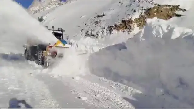 تصویری از یک ماشین برف‌پاکی در سالنگ. برف شدیدی در تصویر دیده می‌شود.