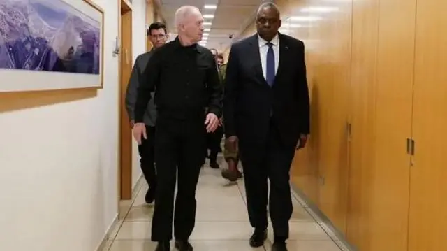 لويد أوستن (يمين) ونظيره الإسرائيلي يوآف غالانت (يسار) في تل أبيب