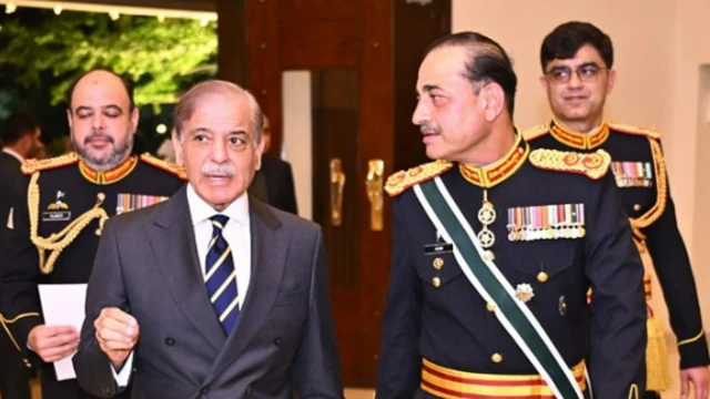 फ़ील्ड मार्शल आसिम मुनीर पाकिस्तान के प्रधानमंत्री शहबाज़ शरीफ़ के साथ