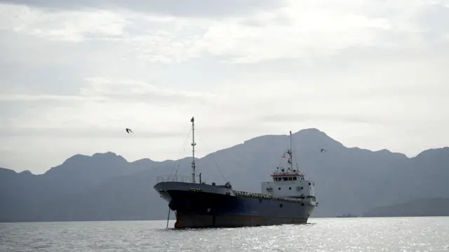 Судно в Ормузском проливе у побережья провинции Мусандам (Оман), 12 апреля 2026 года.