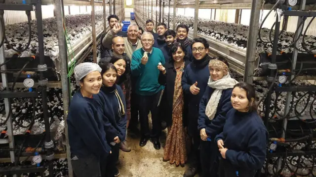 इजरेलमा कार्यरत नेपालीहरूसँग छलफल गर्दै त्यहाँस्थित नेपाली राजदूत र नेपालका लागि इजरेली राजदूत (फाइल तस्बिर)