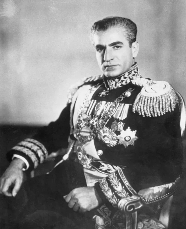 ਸ਼ਾਹ ਦੇ ਇਰਾਨ ਛੱਡਣ ਤੋਂ ਬਾਅਦ ਦੇਸ ਇਸਲਾਮੀ ਗਣਰਾਜ ਵੱਲ ਵਧ ਗਿਆ ਸੀ।