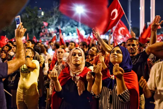 Taksim Meydanı'ndan 15 Temmuz darbe girişimini protesto etmek için 17 Temmuz'da toplanan grup. İki kadın dua ediyor.