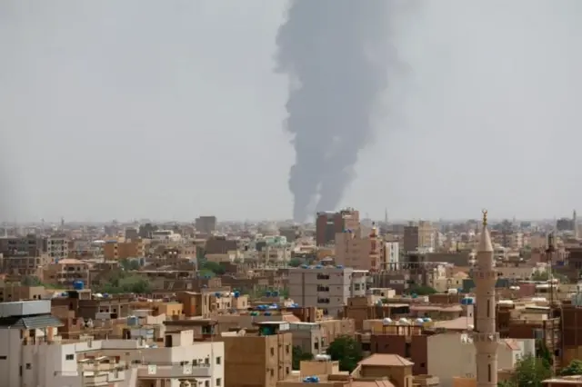 Fumée provenant d'incendies lors d'affrontements à Khartoum, juin 2023