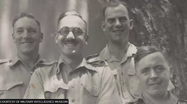 ویکتور کراس، نفر دوم از راست، در عکسی به همراه اعضای بخش ۹۲ امنیت میدانی در آفریقای شرقی، پیش از اینکه این بخش در روزهای آخر جنگ به بلژیک و آلمان اعزام شود