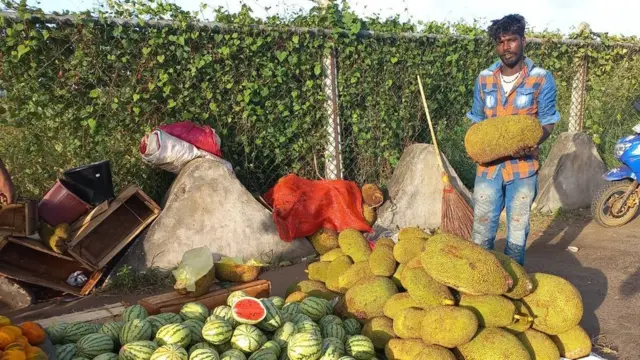 উত্তর শ্রীলংকার ফল বিক্রেতা মাদুরাউইরান ধানুশান