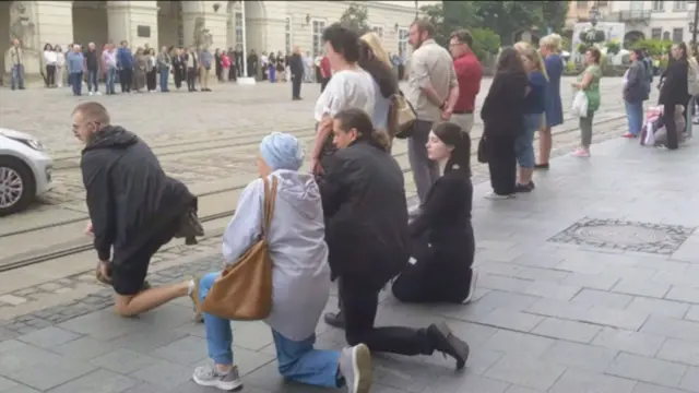 Người dân tiễn đưa một binh sĩ tử trận trước cổng tòa thị chính Lviv.